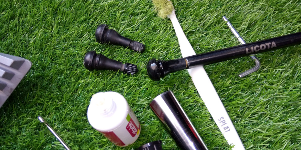 Также поступаем и с вентилем. Основание, канавку и верхушку также тщательно промазываем — Audi A4 (B5)