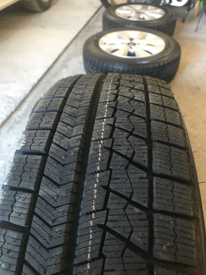 Шины зимние нешипованные Bridgestone 185/65 R15, литые диски Hyundai ...