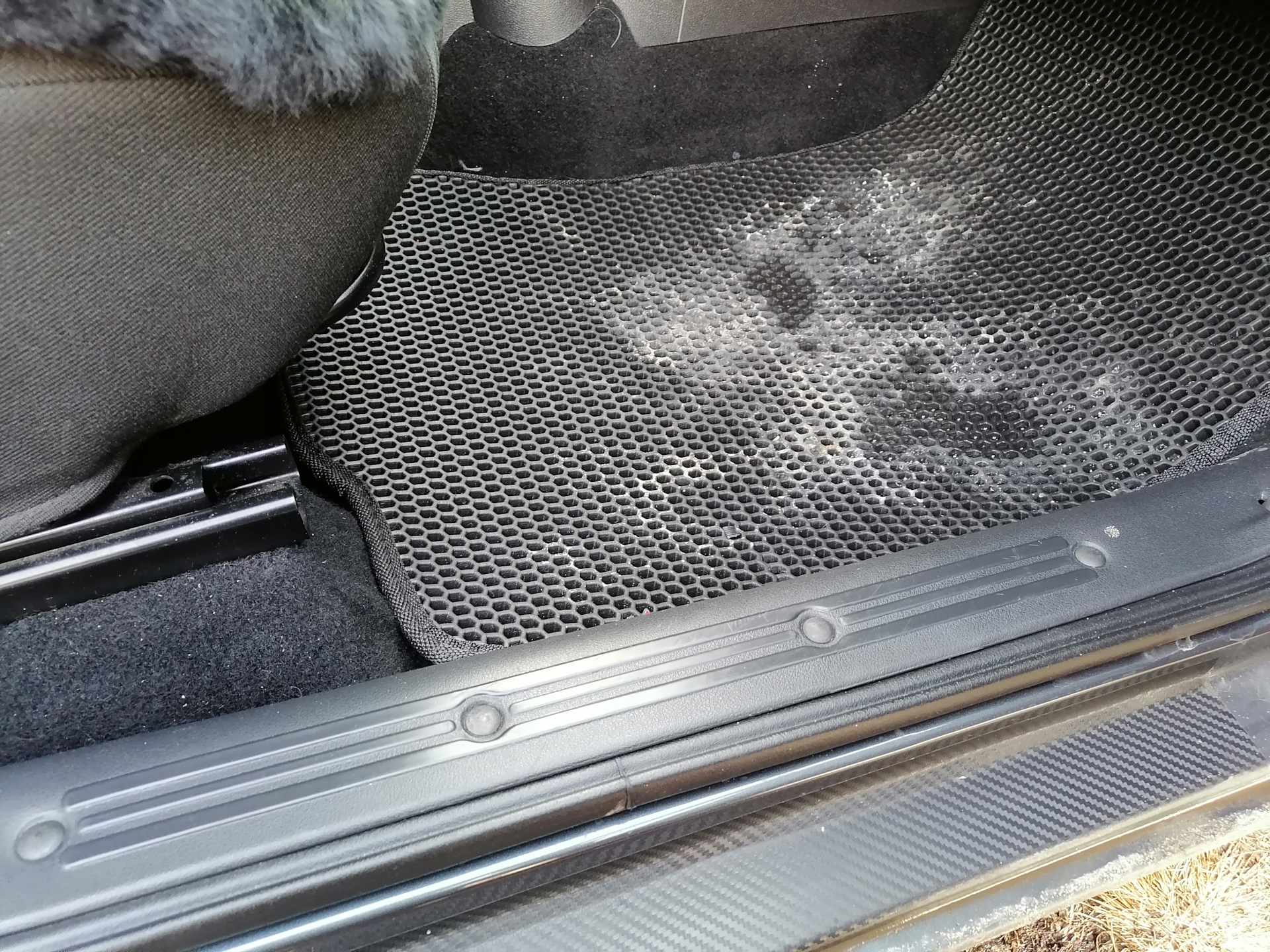 Конфирмат мне в порог. Накладки на петли ограничителей дверей. Заглушки ...