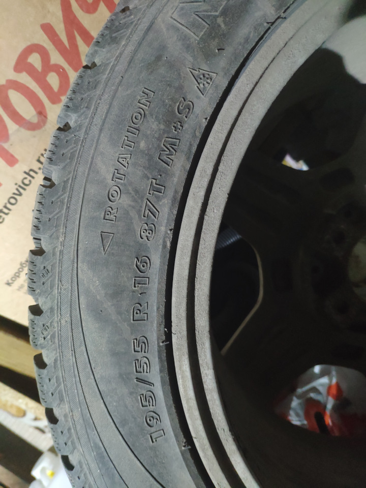 Шины зимние шипованные Nokian 195/55 R16, литые диски Bridgestone 7Jx16 ...