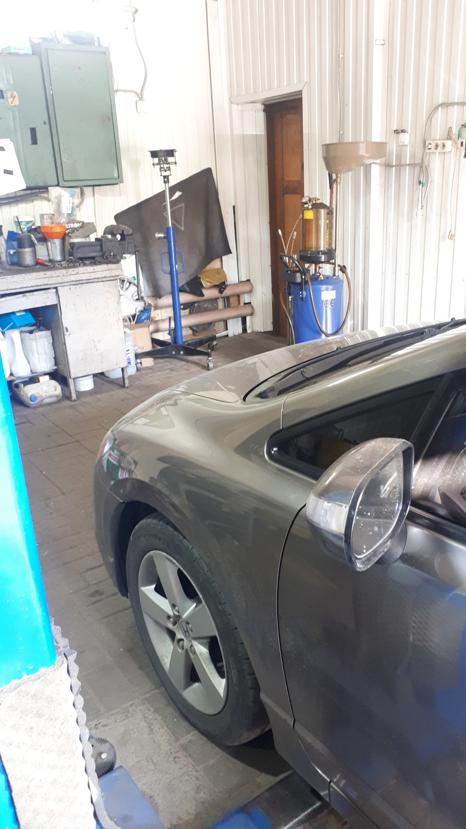 на заднем плане маслоотсос) — Honda Civic 4D (8G)