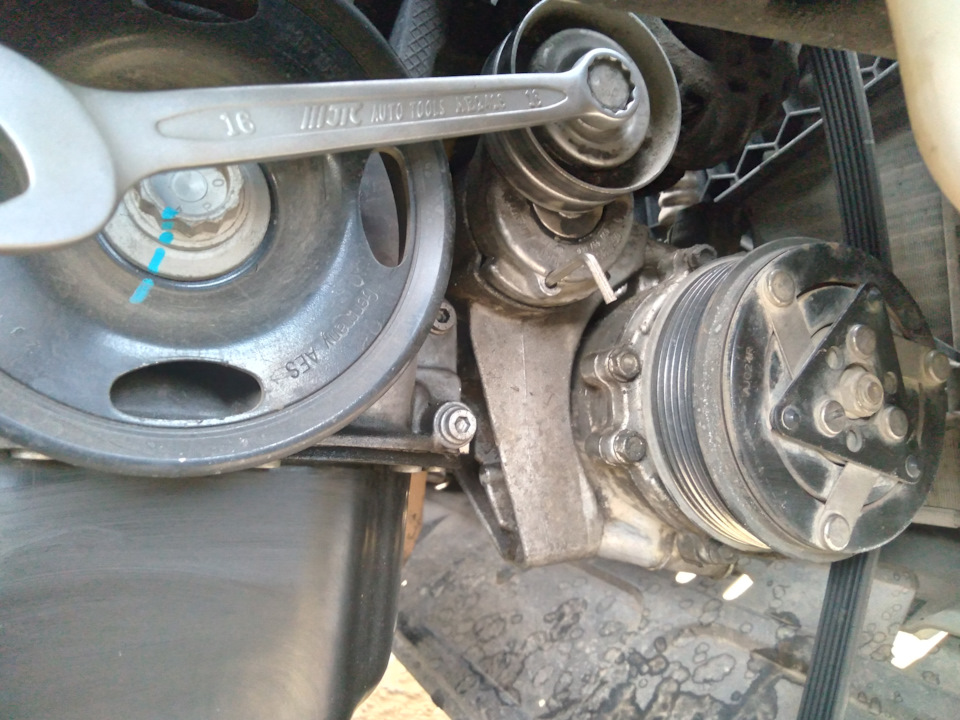 Натягиваем ключом на 16, натяжной ролик, вставляем фиксатор, снимаем ремень — Volkswagen Polo Sedan