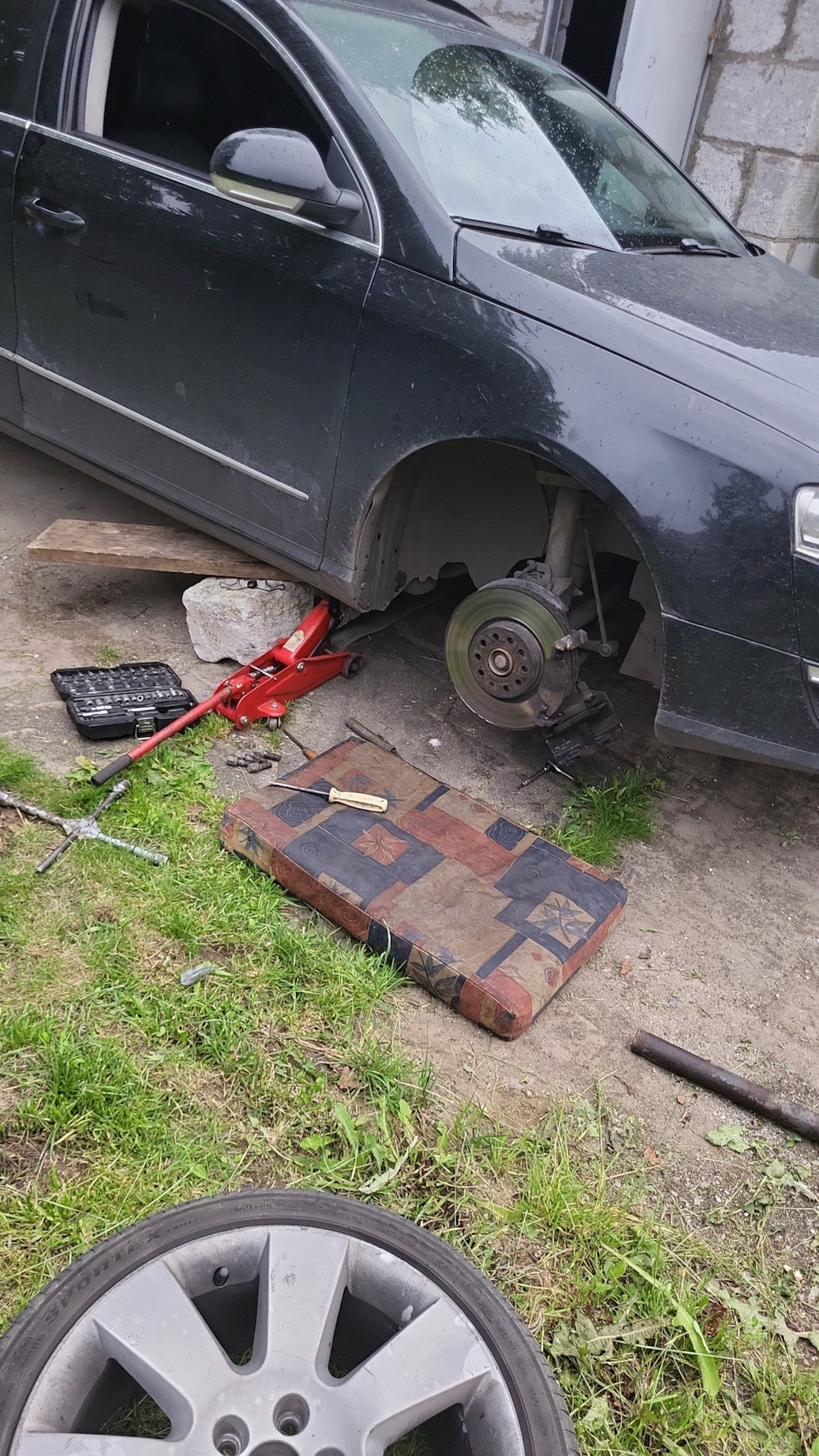 Замена передних колодок — Volkswagen Passat B6, 2 л, 2009 года ...