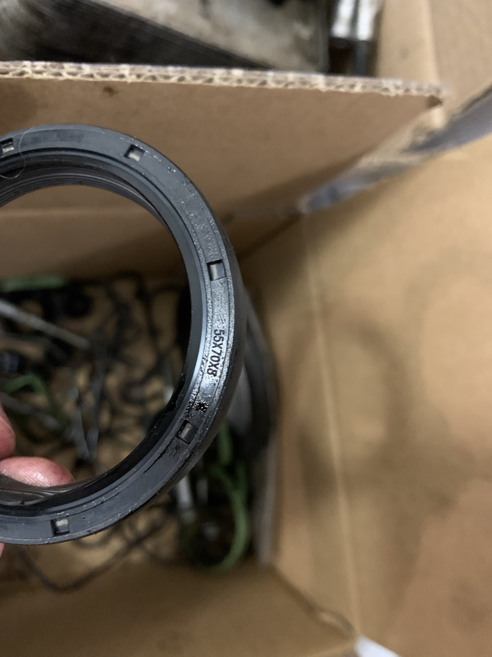 Сальник, похоже официалы уже ставили. Ering или Elring. Ну как так можно а… залезть так далеко и воткнуть это дерьмо. Передние рычаги по низу тоже китай был при покупке 🤦🏻‍♂️ — Porsche Cayenne (2G) 958