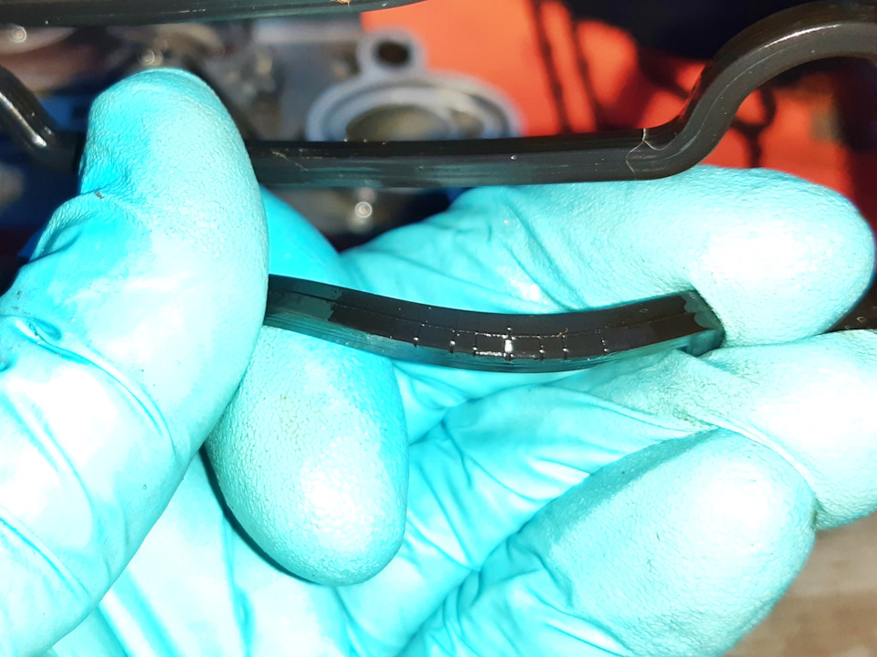 Большая прокладка радиатора теплообменника, задубела и потрескалась. — Opel Astra J