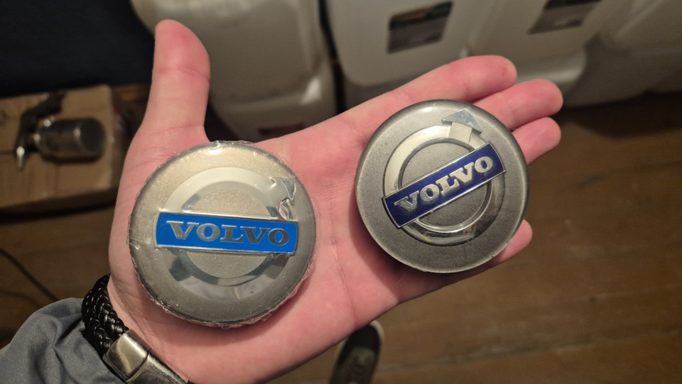 Справа оригинал, слева китайский дубль — Volvo XC60 (1G)