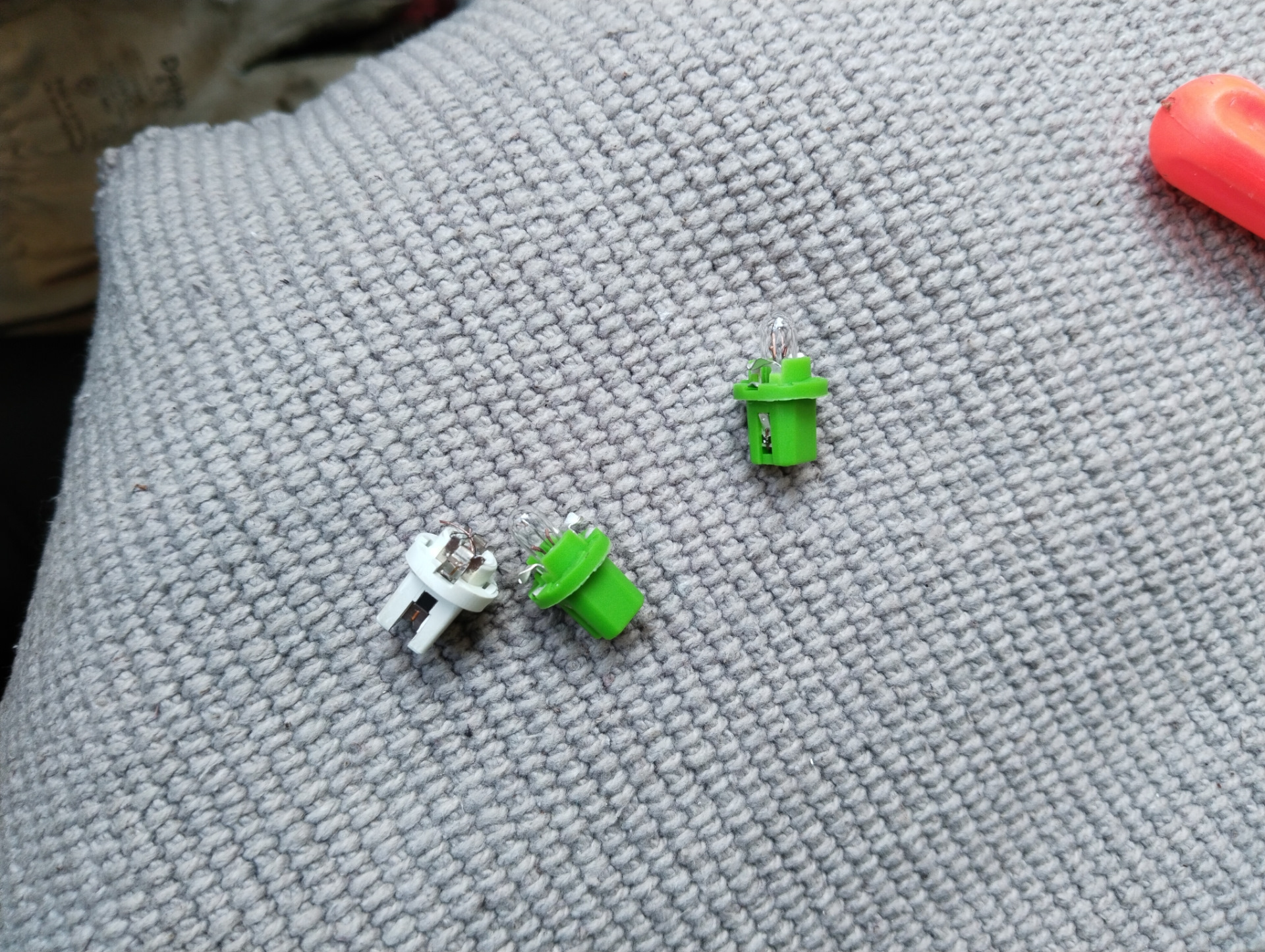 Замена ламп подсветки блока отопителя — Peugeot Partner Tepee, 1,6 л ...