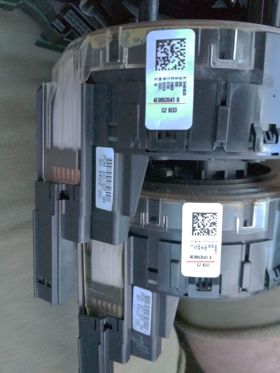 Новое и старое кольцо — Audi A6 Avant (C6). Запчасти на фото: 4F0953541, PRO800