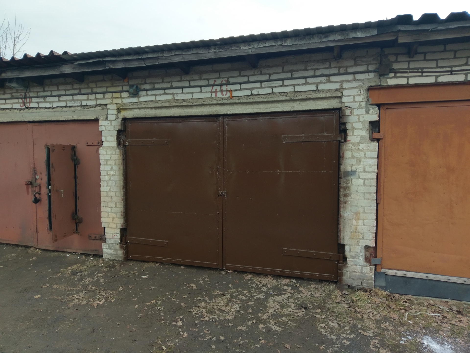 Гараж 53. ГАЗ 53 В гараже. Гараж под газовой трубой. Облагородить гараж. Водосток на гараж.