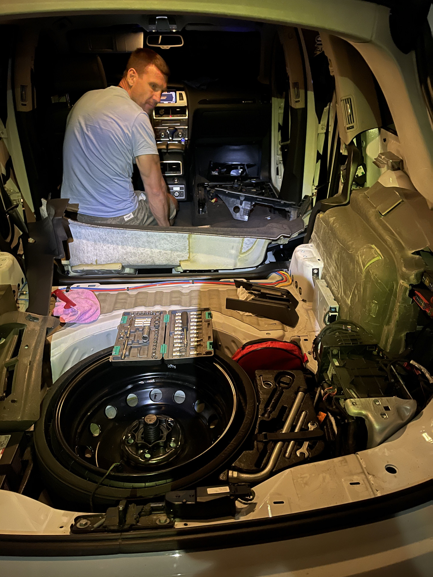 Шумоизоляция днища — Audi Q7 (1G), 3 л, 2012 года | своими руками | DRIVE2