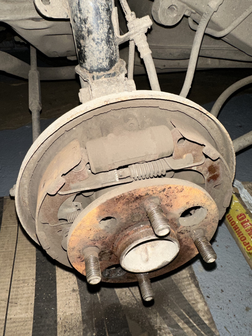 Скрип в заднем колесе — Toyota Corolla (100), 1,5 л, 1995 года ...