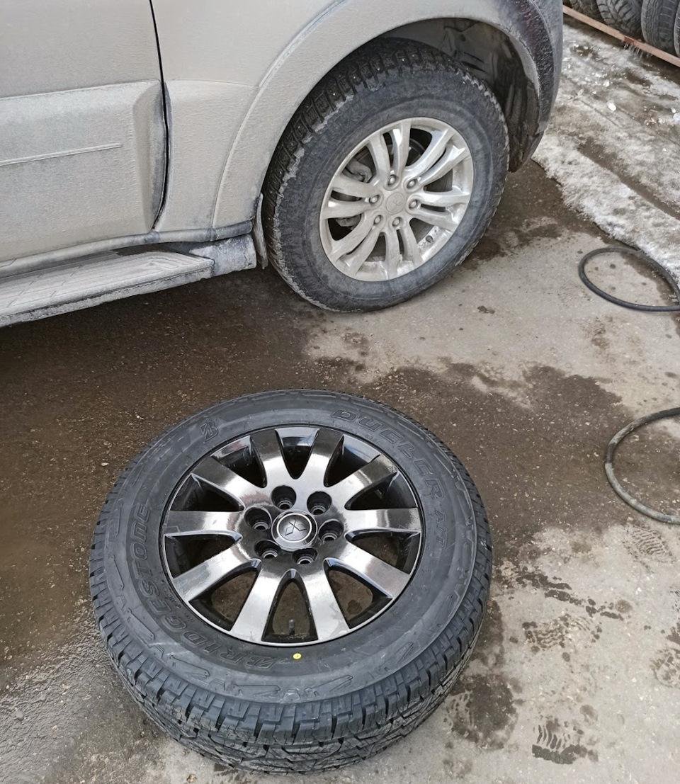 Город уже открылся от снега, поэтому я переобулся. — Mitsubishi Pajero (4G)