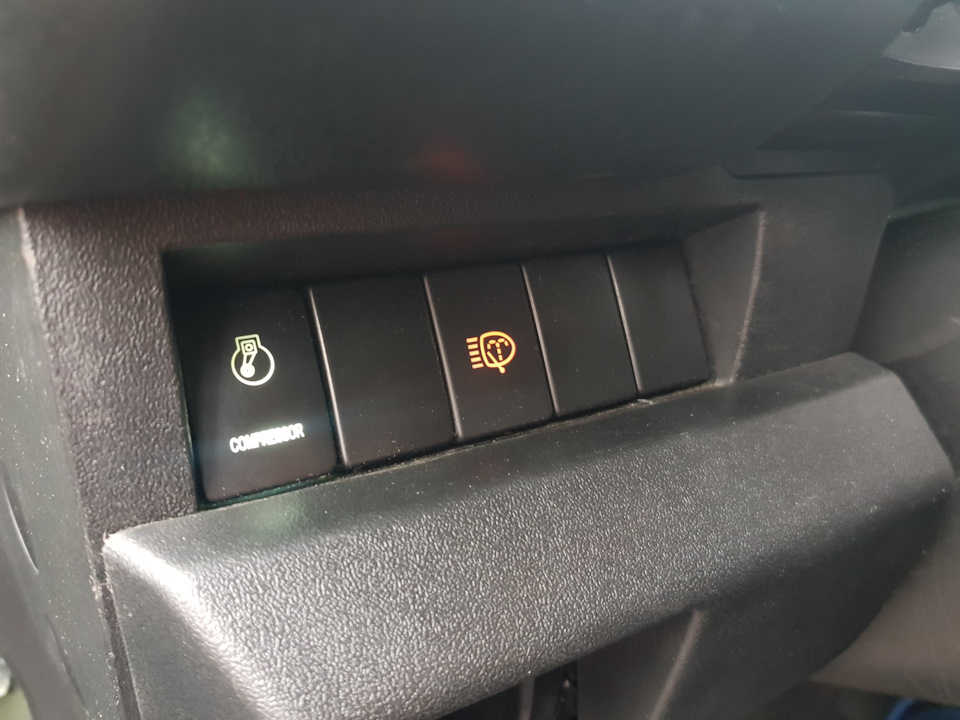 Кнопка включения компрессора — Suzuki Jimny (4G)