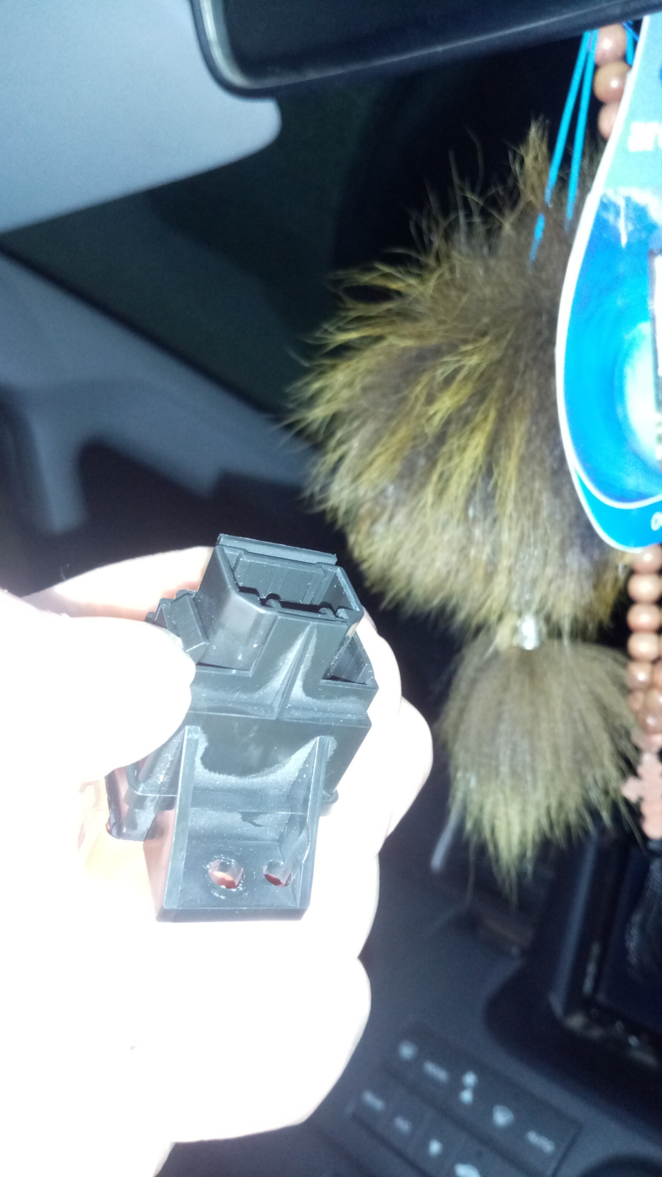 Кнопка аварийку, защёлки давим, и вытаскиваем — Honda Stepwgn (3G)