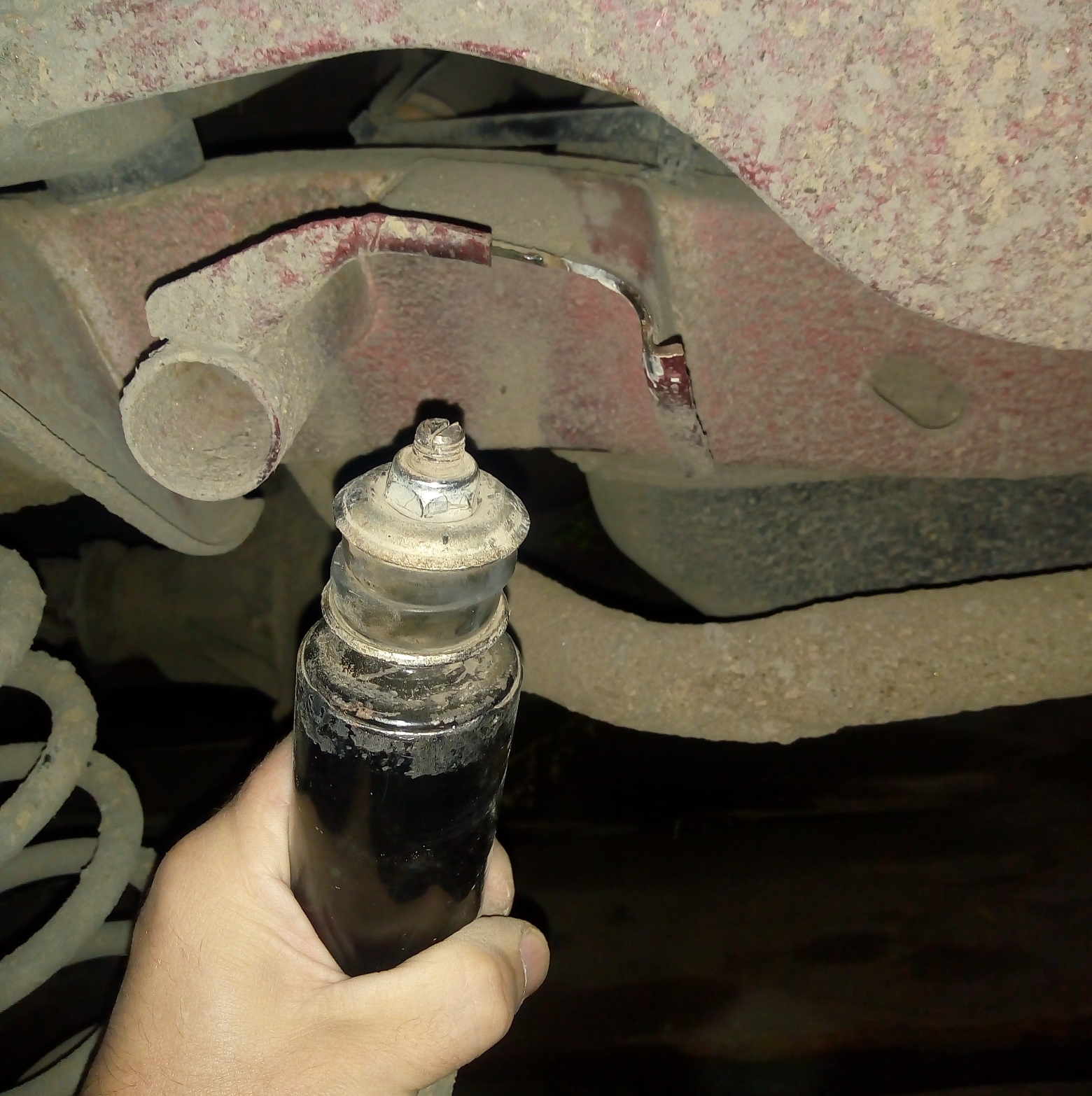 Крепление заднего амортизатора нива 2121. Верхний кронштейн заднего амортизатора нива 21214. Крепление верхнего амортизатора. Крепление верхнего амортизатора. Кронштейн заднего амортизатора ваз 2106.