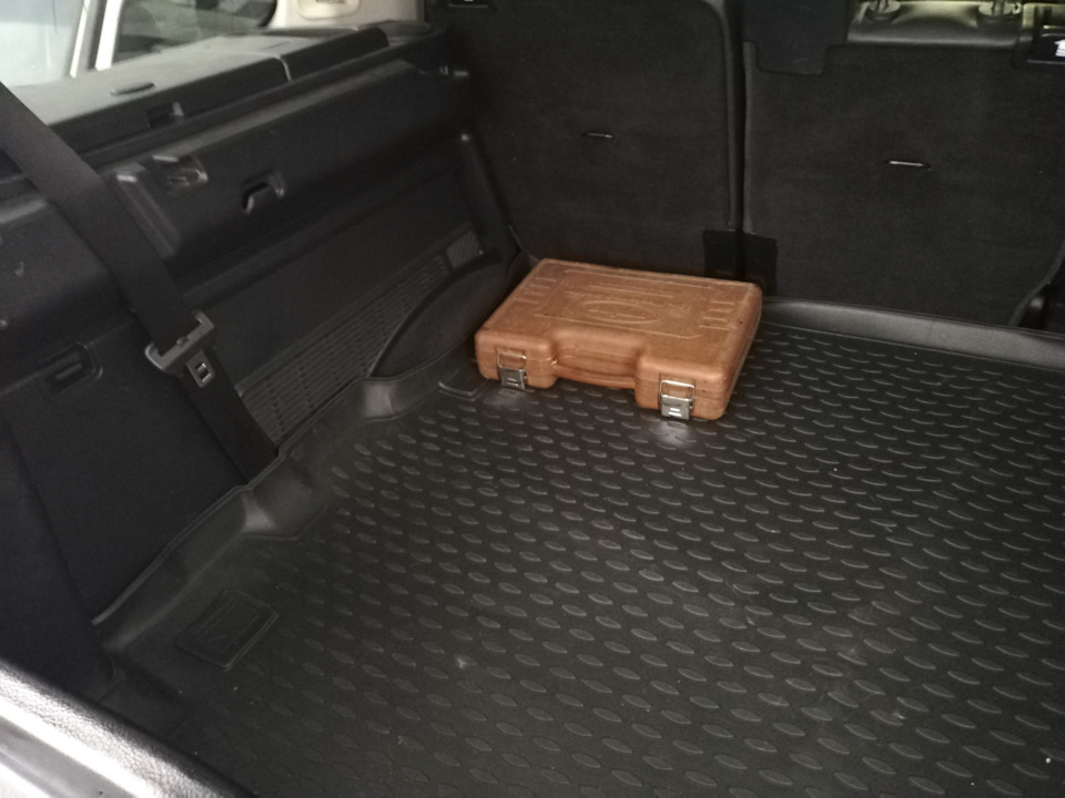 Коврик в багажник, ручка в шторку багажника и инструмент. — Land Rover ...