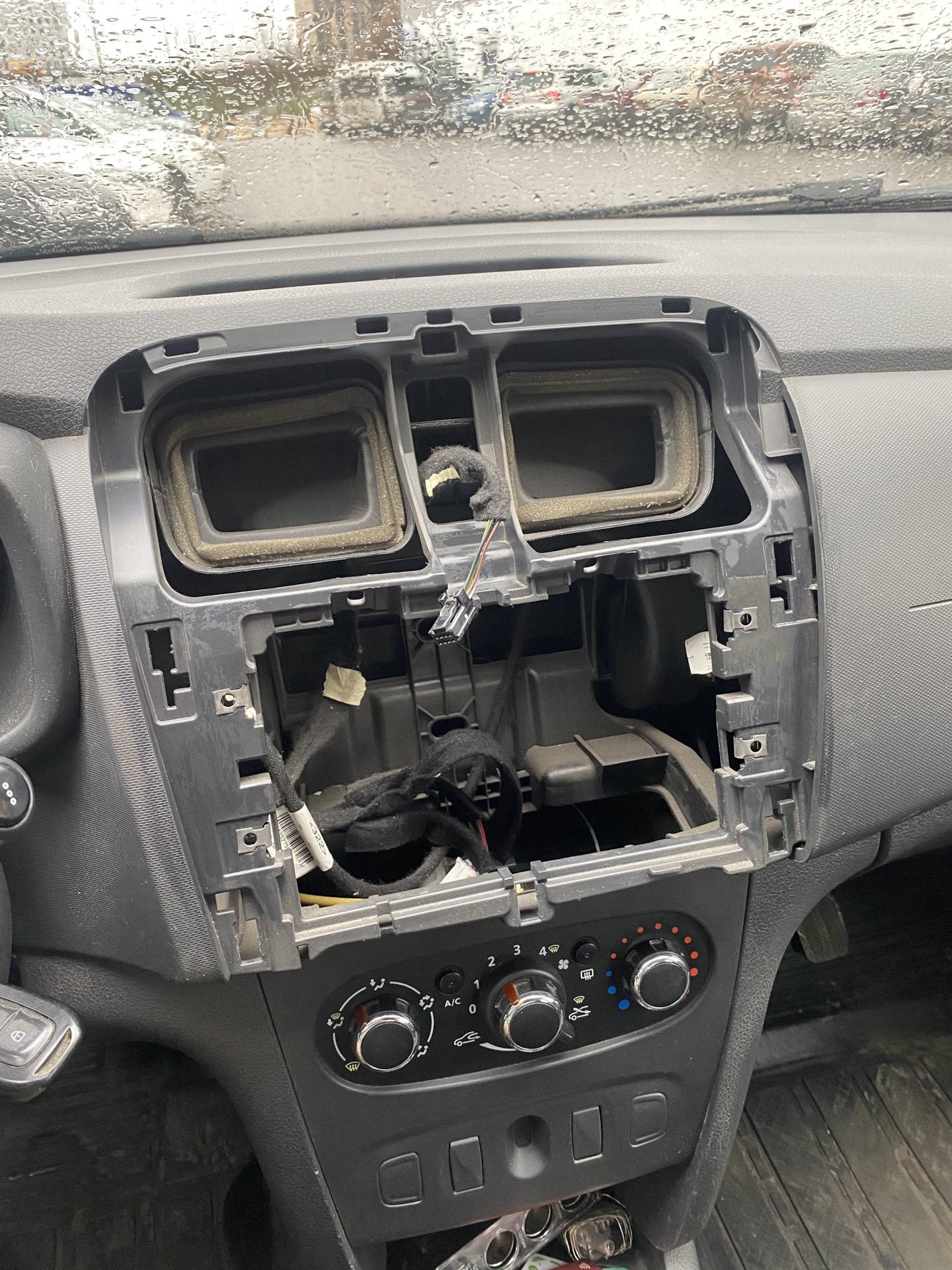 Замена лампочек подсветки отопителя печки. — Renault Logan (2G), 1,6 л ...