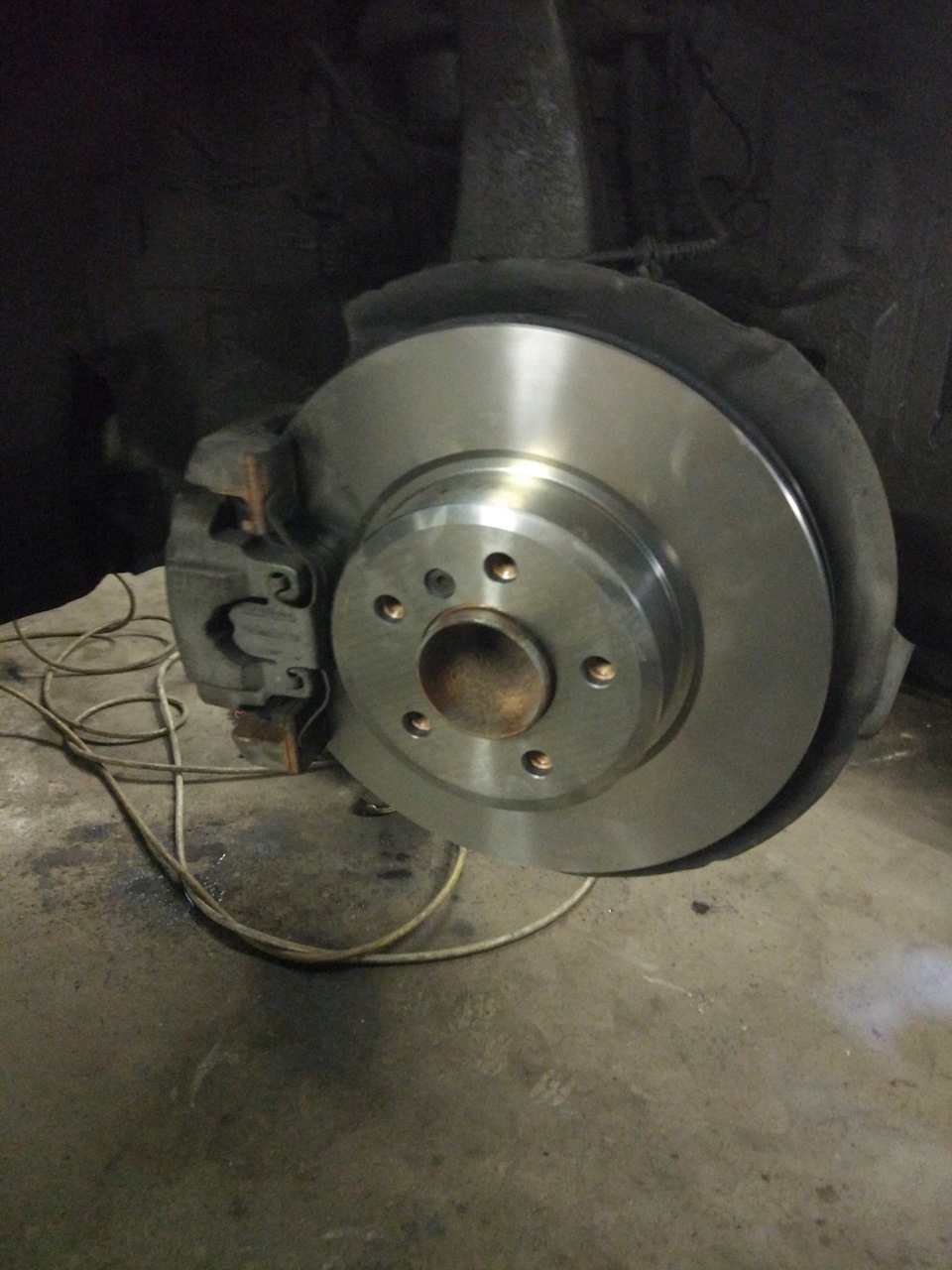 Новые тормозные диски и колодки — BMW 5 series (F10), 3 л, 2011 года ...