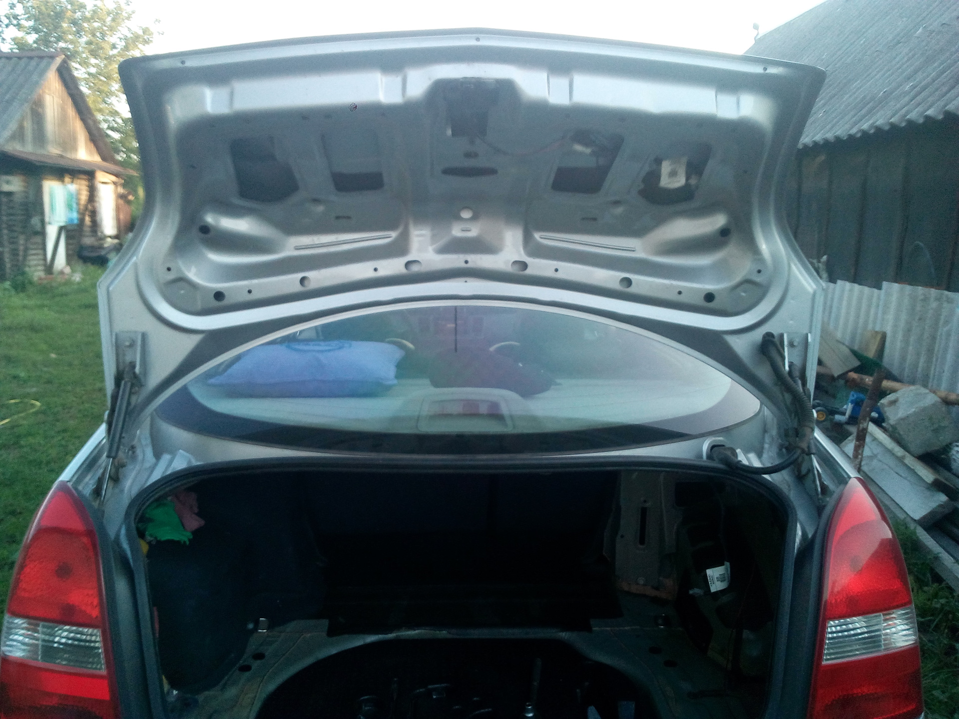 Замена кнопки открытия багажника на p11-144 - Nissan Primera Wagon (W11), 1,8 л,