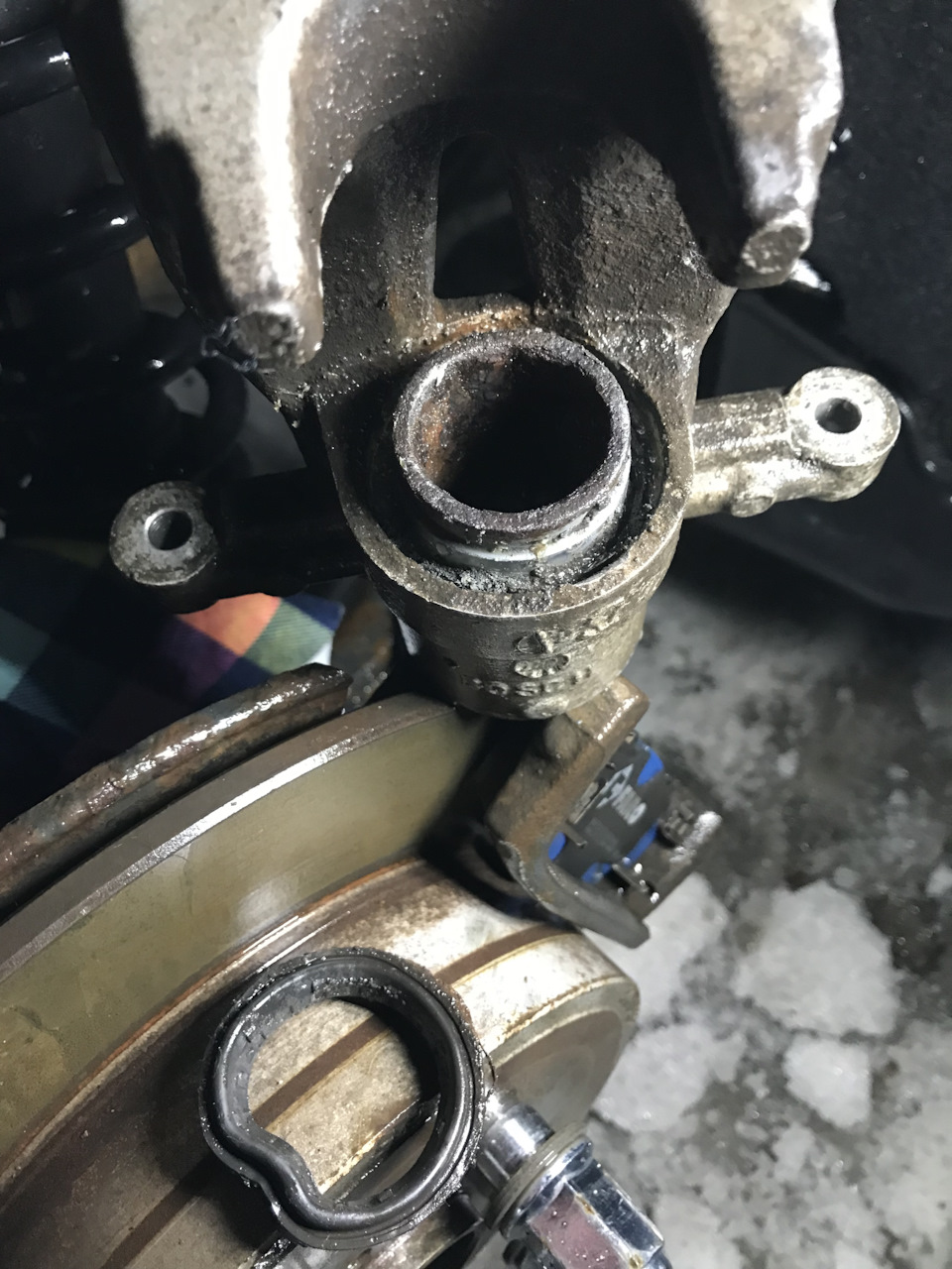 Грязно, надо зачищать — Toyota Avensis II