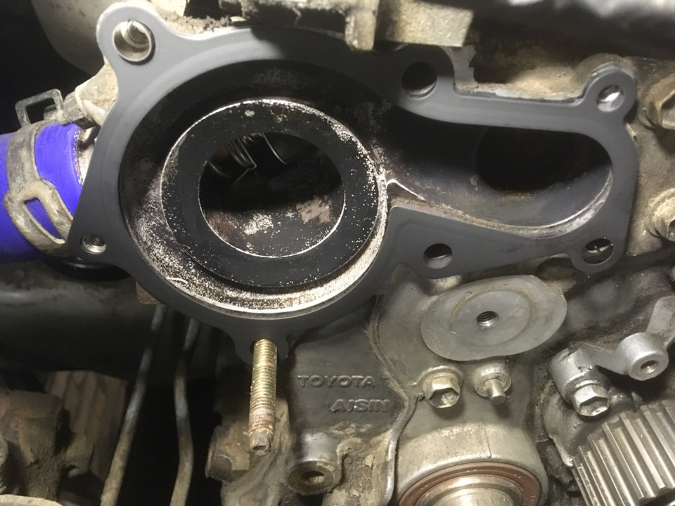 На прилегающих поверхностях убираем старую прокладку, в комплекте с новой шла прокладка металическая — Toyota Mark II (90)