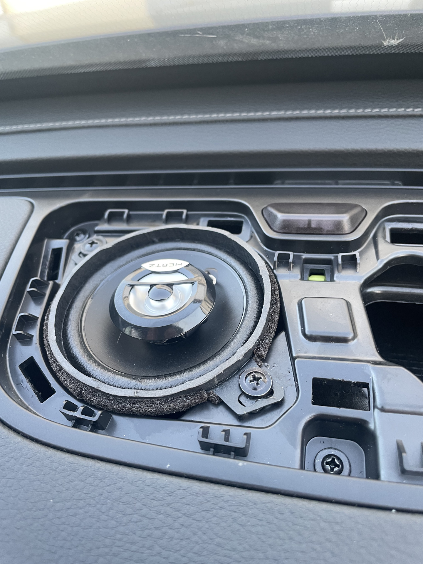 Динамики tiggo 7 pro. Центральный динамик Chery Tiggo 7 Pro. Центральный динамик чери Тигго 7 про. Динамики чери Тигго 7 про. Штатные динамики Chery Tiggo 7 Pro.
