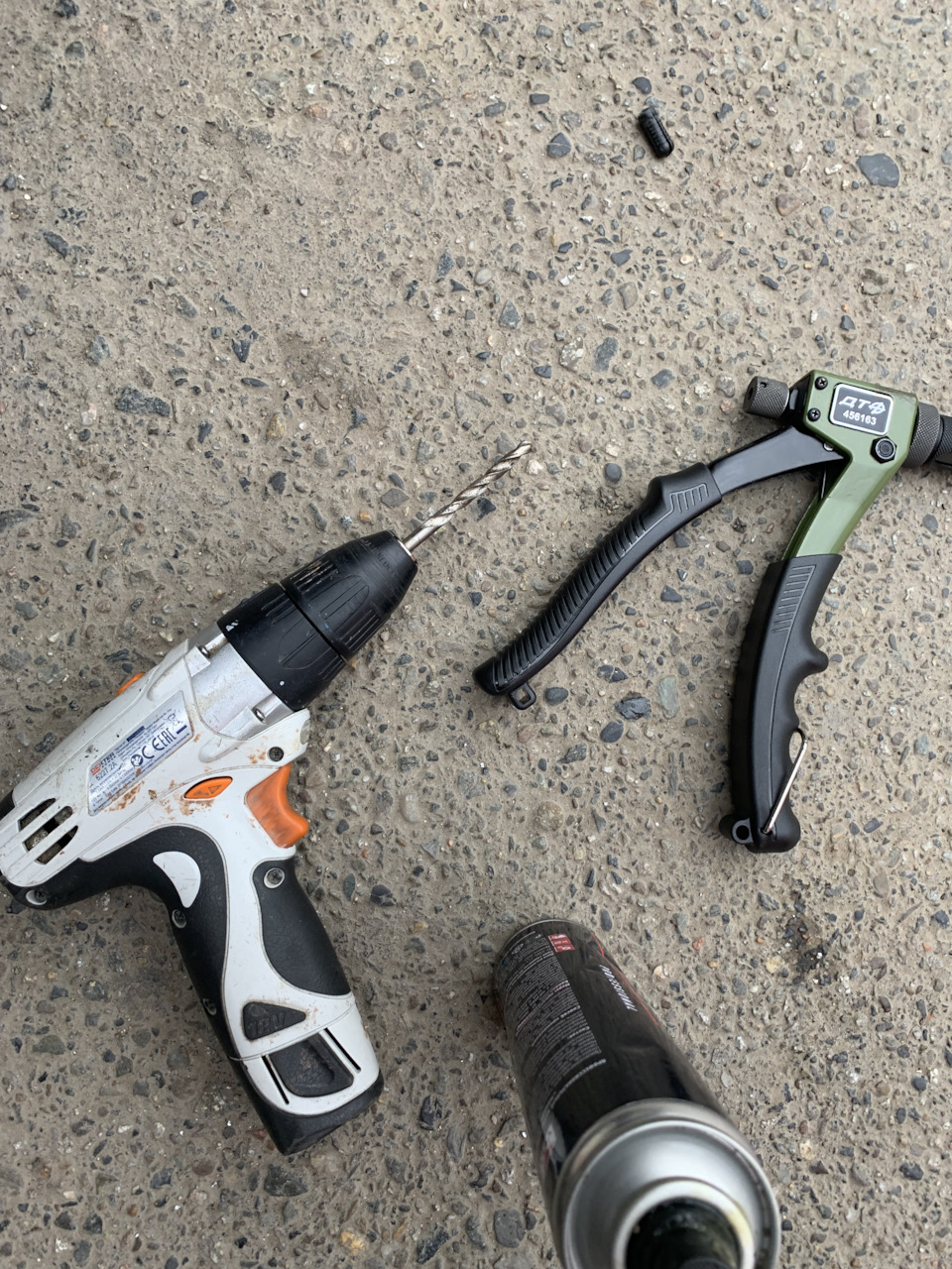 Крепеж как должно быть на заводе, вместо крепежа которым стоит ...