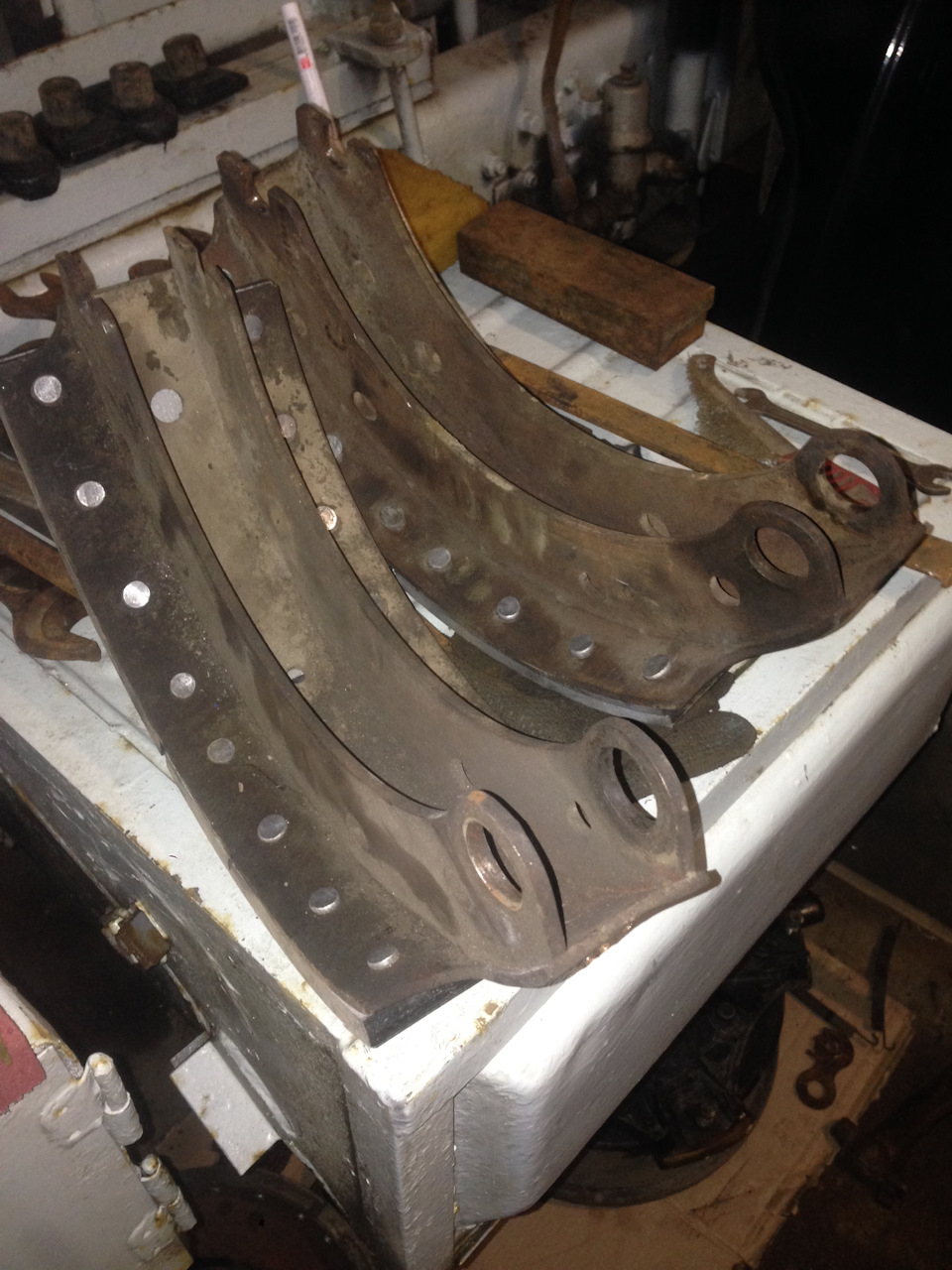 вместо пружин и эксцентриков, ставятся на направляющие — КАМАЗ Золотарь