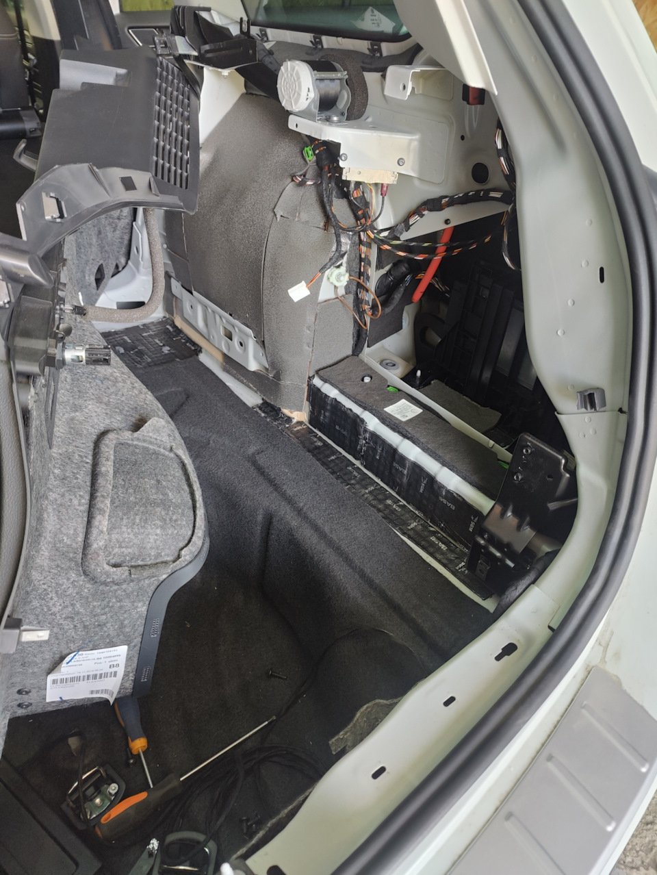 Ведём проводку по правому борту — Volkswagen Passat Alltrack (B8)