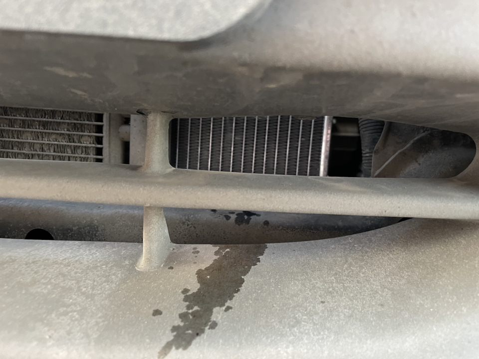 Именно через эти отверстия и попал камушек — Hyundai Accent (2G)