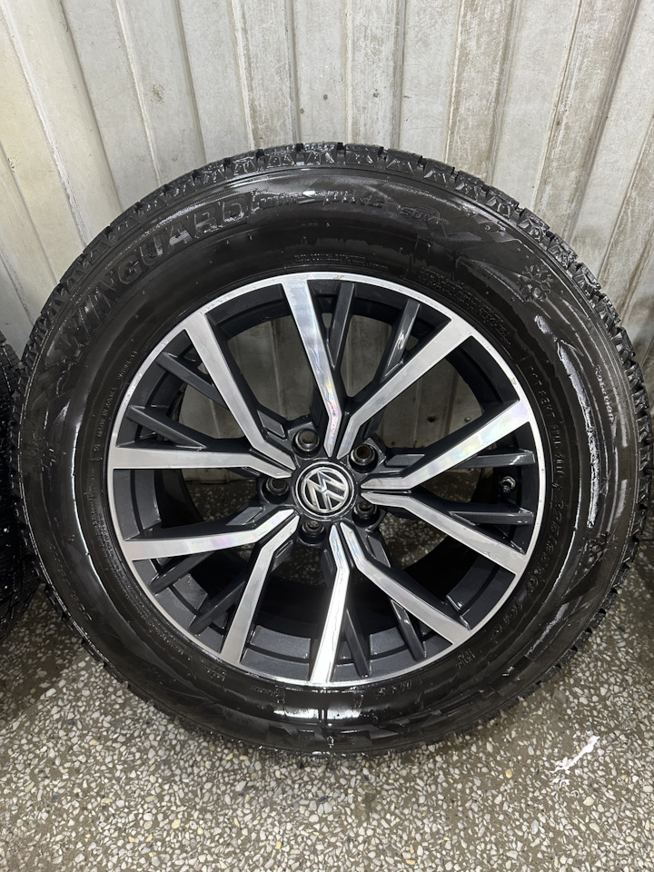Шины зимние шипованные Nexen 225/65 R17, литые диски Volkswagen 7Jx17 ...