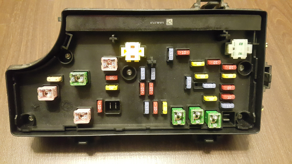 расположение предохранителей на додж калибр