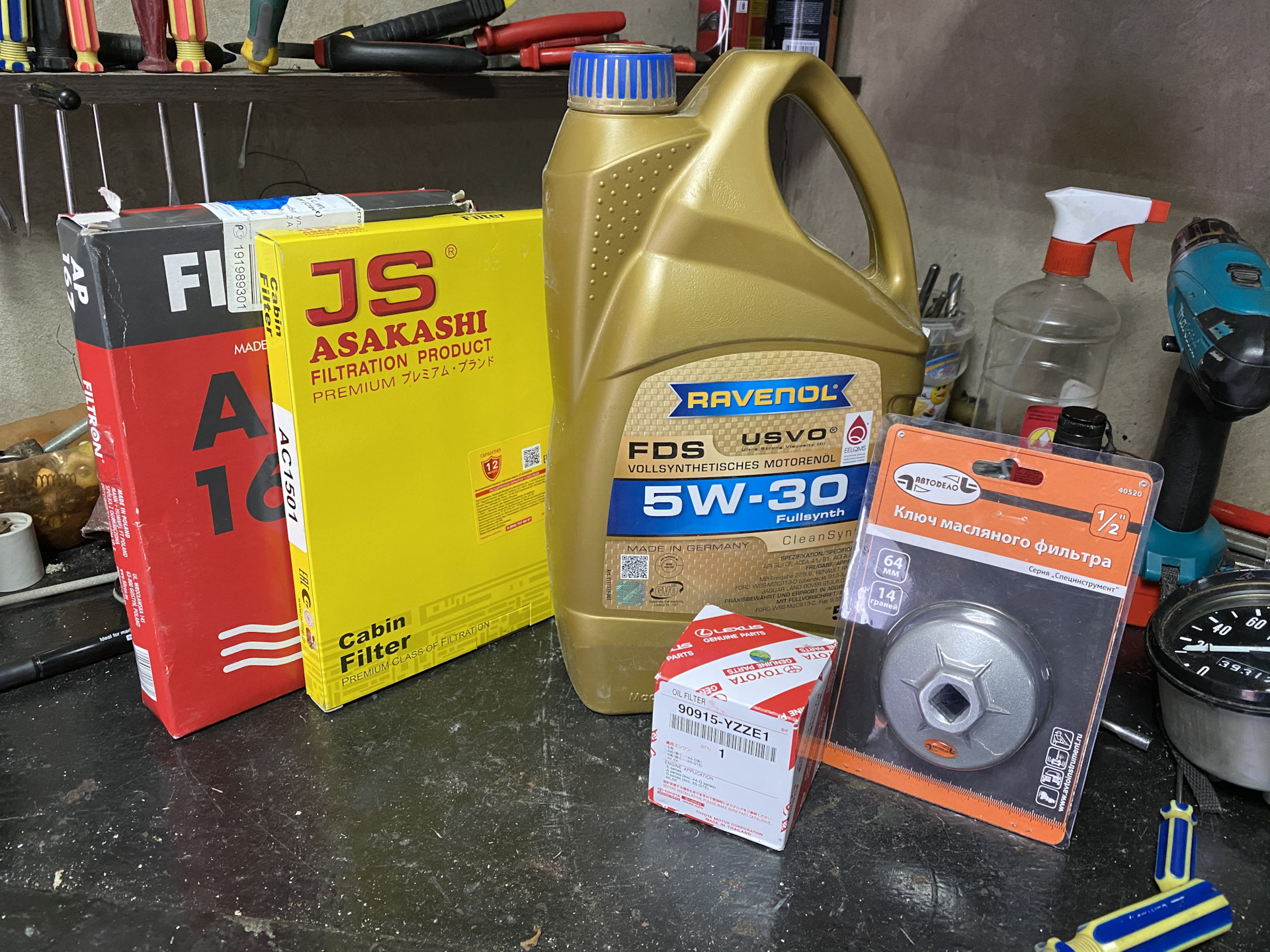 Долил 2 литра масла. Молиген 5w40 лада веста. Долил 2 литра масла. Долил 2 литра масла. Машинное масло.