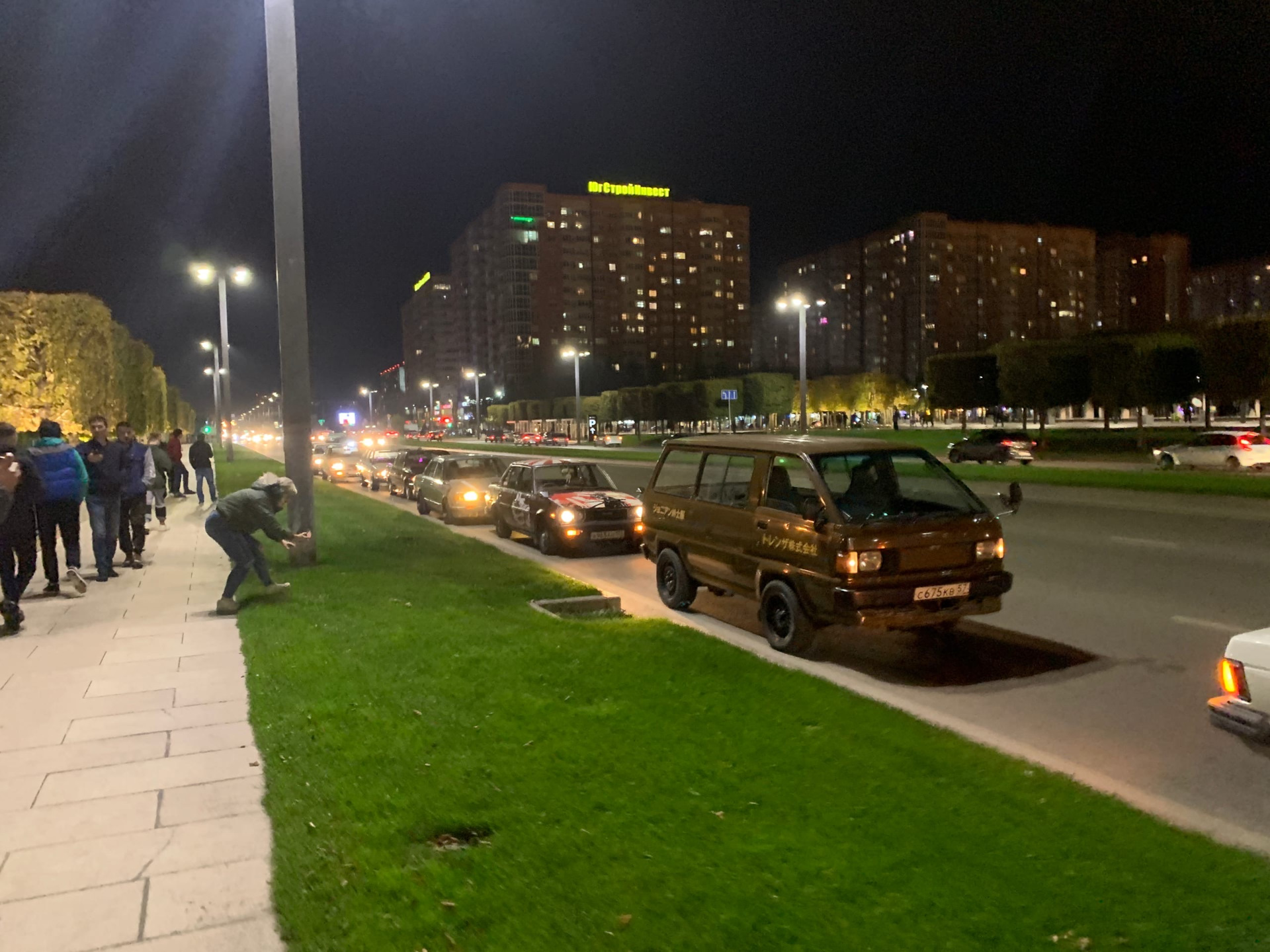 Возле юбилейного. Сходки автолюбителей в Москве. Ночная сходка. Краснодар сходки. Сходка в Зеленограде.