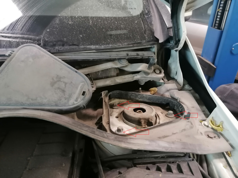 04. Przód: odkręć łącznik stabilizatora od kolumny amortyzatora (klucz nasadowy + kontrujący). — Mercedes B-Class W246/T246