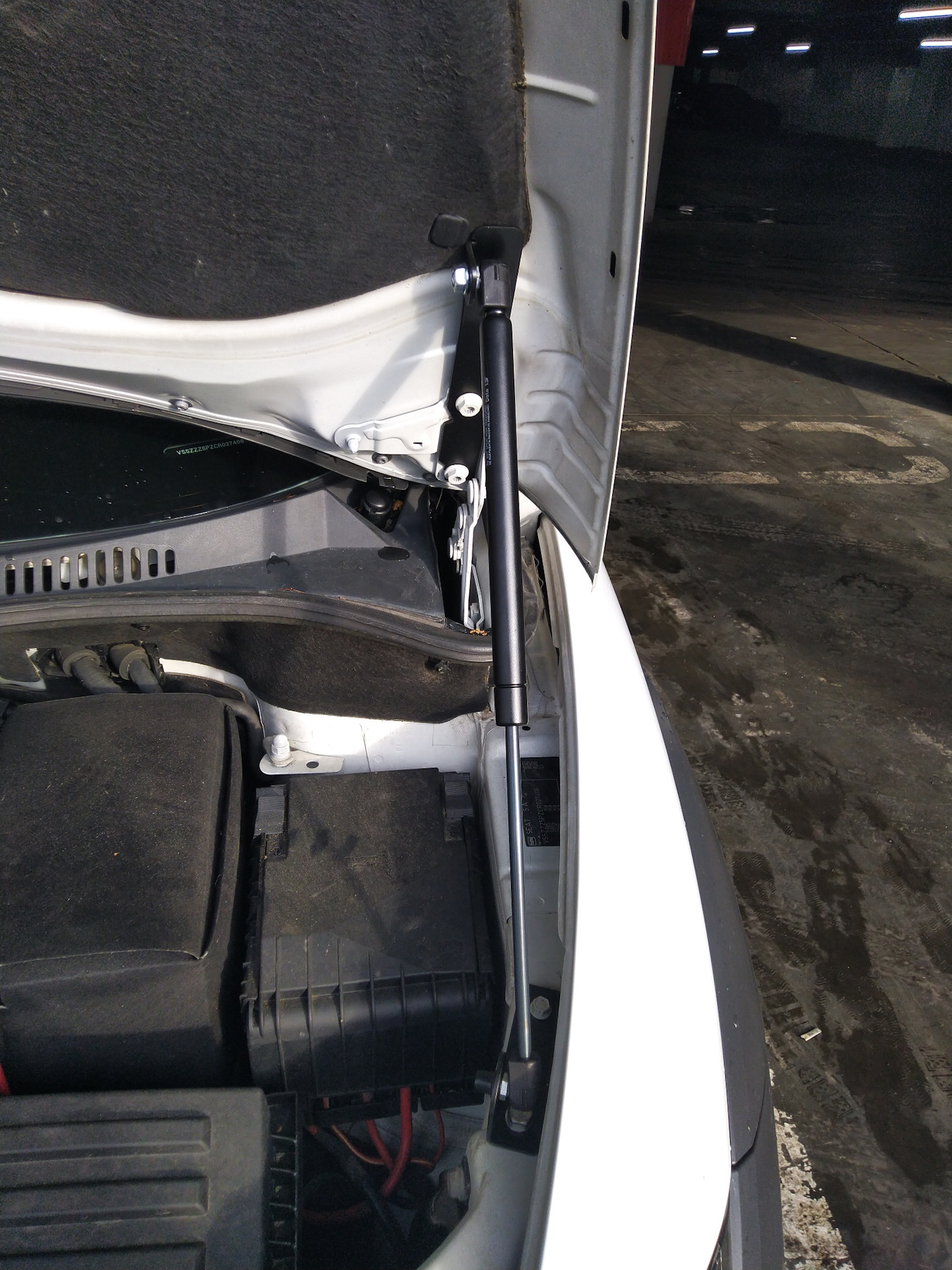Пневмо упоры капота) — SEAT Altea Freetrack, 2 л, 2012 года ...