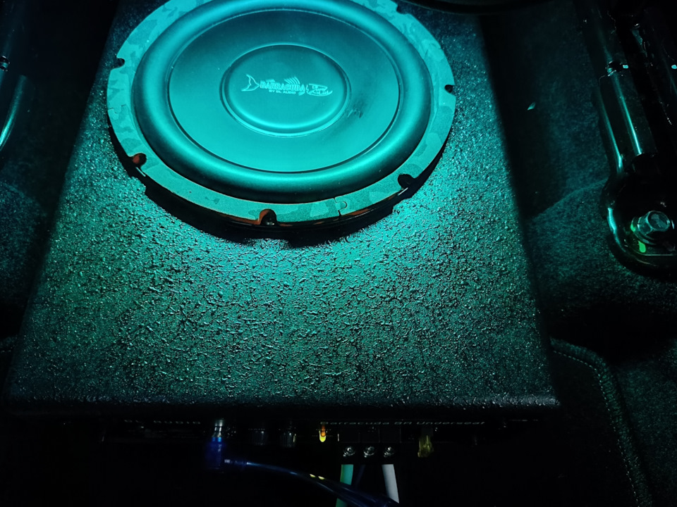 Установка сабвуфера DL AUDIO Barracuda 8A Underseat в Москвич 3 ...