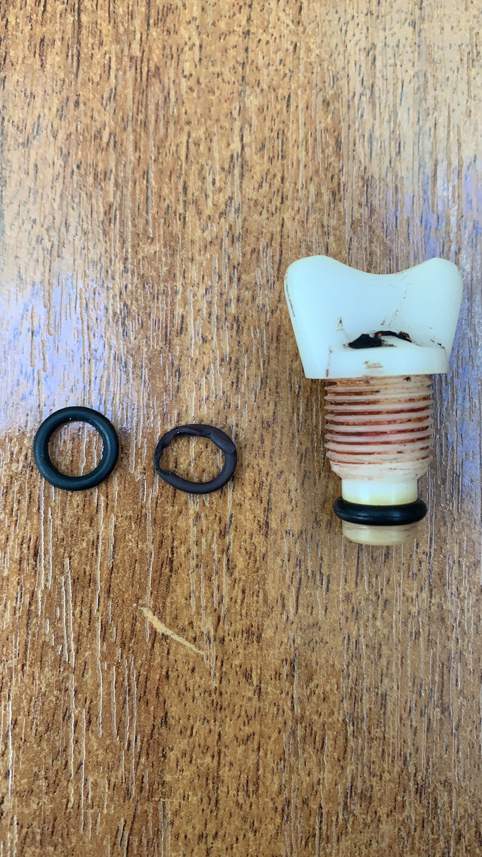 Течь сливной пробки радиатора, защёлка стёкла багажника, замена ...