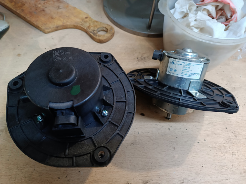 Вот старый и новый. Отличия: стрый под шплинт, новый под гайку. Корпус мотора закрыт пластиком — Chevrolet Niva (1G)