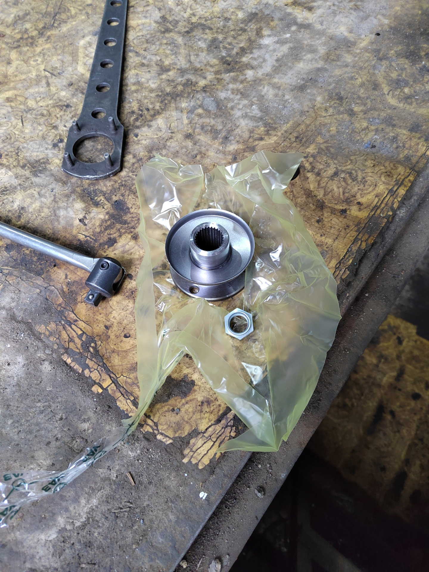 Замена сальника хвостовика заднего мосто — УАЗ Patriot, 2,7 л, 2015 ...