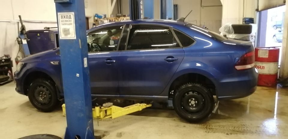 прощаемся со штампами и Pirelli Formula Ice 195/55R15 — Volkswagen Polo Sedan. Запчасти на фото: Formula Ice 195/55R15