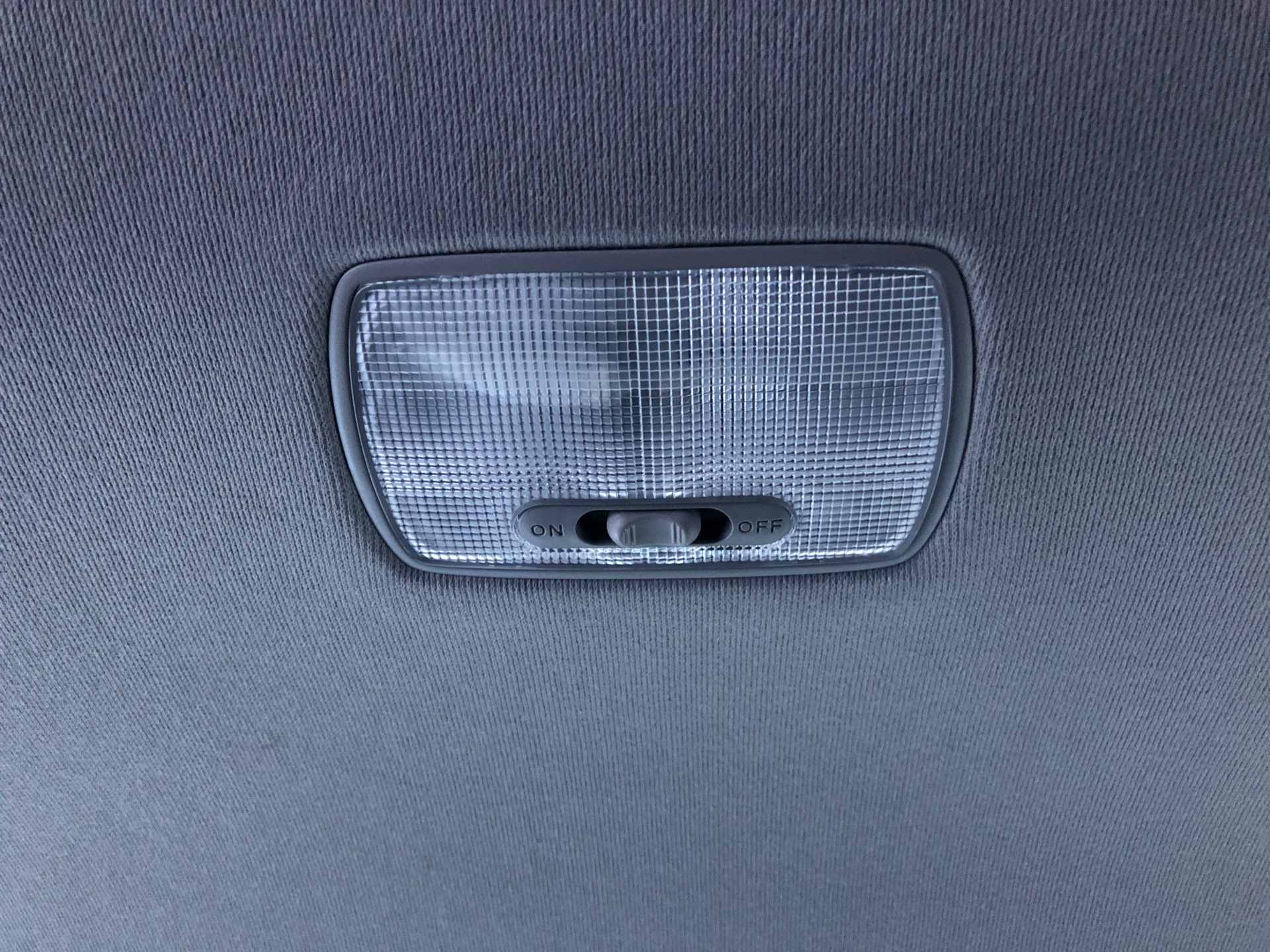 Замена лампочки освещения салона — Honda Insight (2G), 1,3 л, 2009 года ...