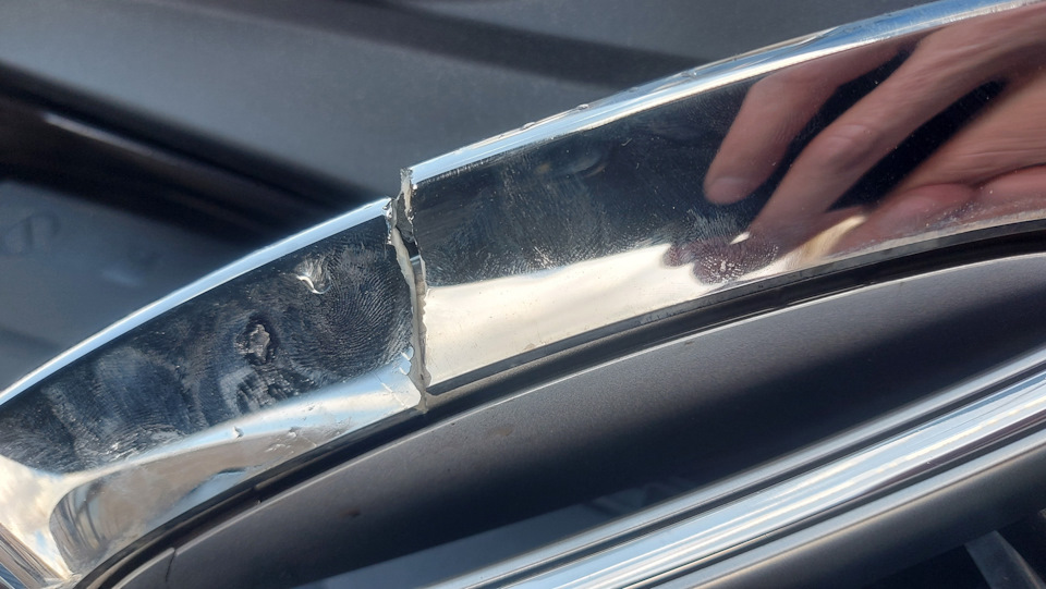 лопнувшая рамка — Volvo XC90 (2G)