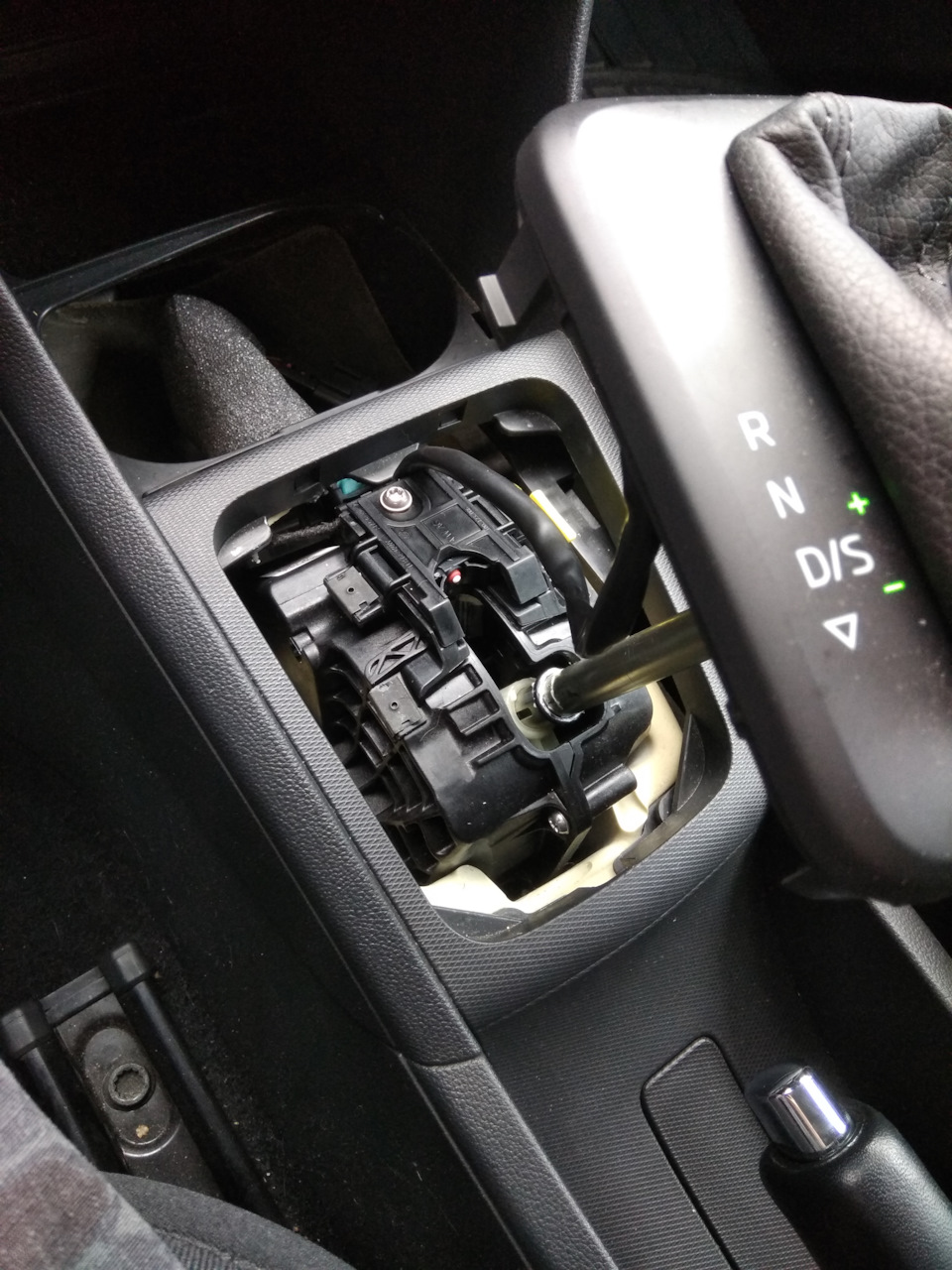 Установка концевого выключателя селектора КПП 5Q0713128A — Skoda Rapid ...