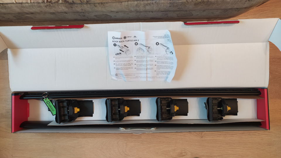 В комплекте идут: инструкция по установке (на английском языке); 4-е замка; 2-е поперечины (дуги); 1 ключ для установки замков дуг; 2-а ключа для заглушек замков и фирменный брелок для ключей. — Mitsubishi Pajero Sport (3G)