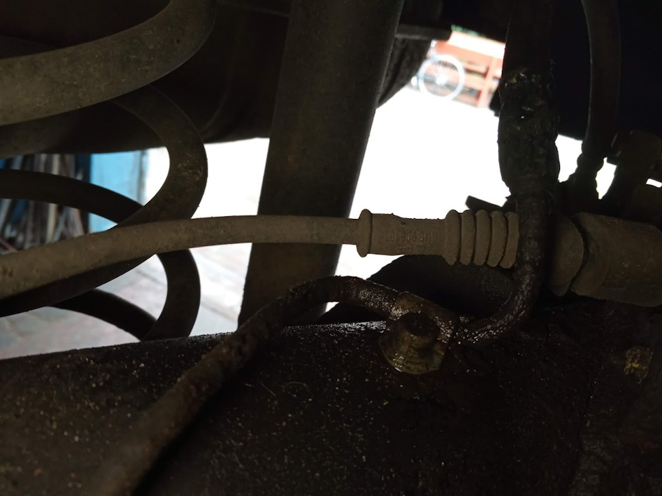 Лопнула тормозная трубка. Паровозом меняю диски и колодки. — Volkswagen ...