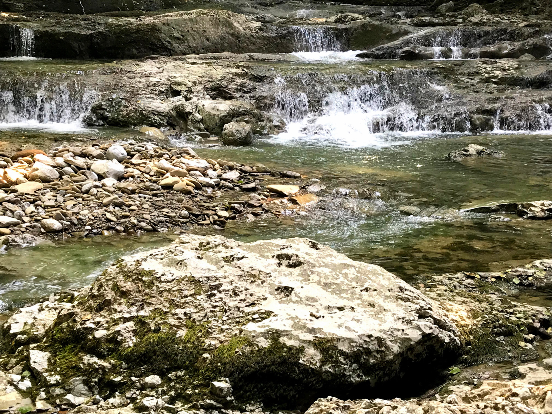 Аюкские водопады. Водопадный Краснодарский край. Аюкские водопады горячий ключ. Поселок Водопадный. Аюкский водопад.