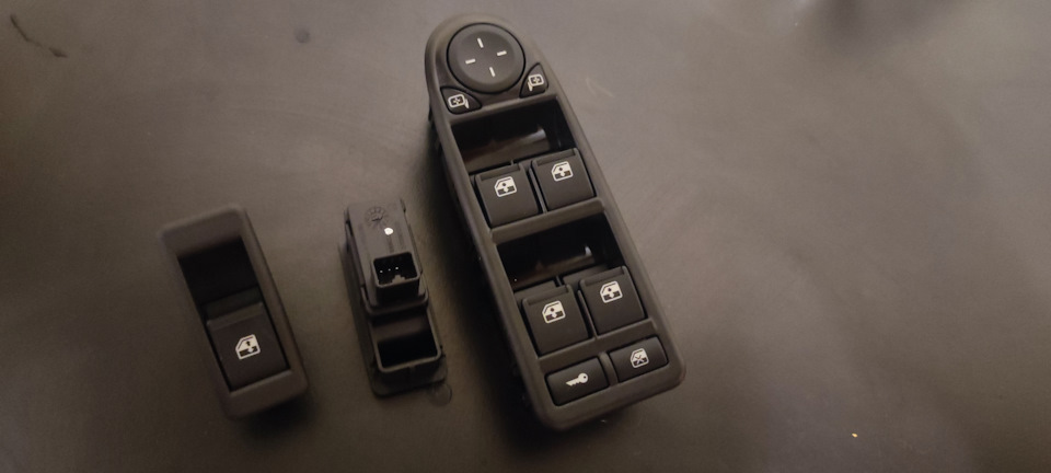 Модуль двери водителя люкс и Кнопки стеклоподъёмника 8450100632 — Lada Гранта Лифтбек (2G). Запчасти на фото: 8450100632