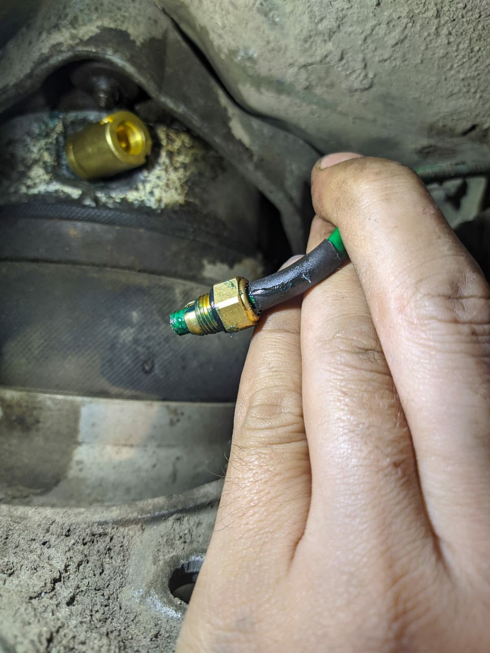 Газ дизельный 3309 тормозная система. Травит воздух при нажатии. Тормозной кран камаз травит воздух. Кран ртс тягач подключение. Цапковый вертлюжок травит воздух.