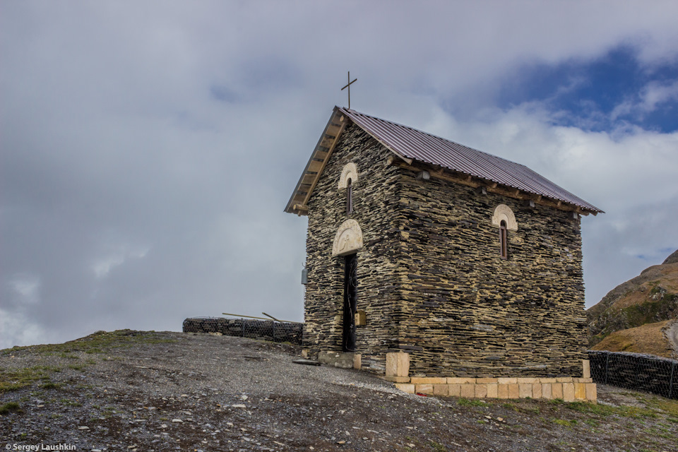 Церковь на вершине перевала Латпари. — Mitsubishi Pajero Sport (2G)